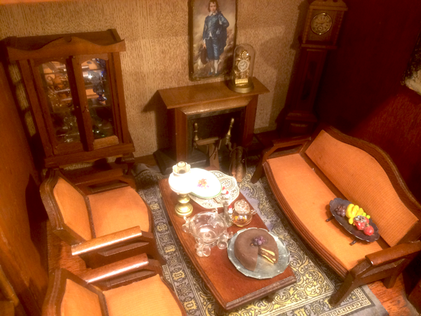 横浜「竹村商会」のミニチュア家具